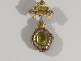 gros plan d'une paire de boucles d'oreilles sur une surface blanche
