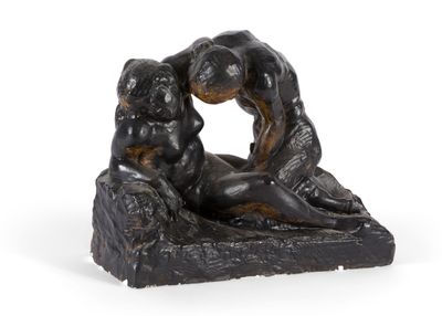 une photo représentant une sculpture de deux personnes assises sur un rocher