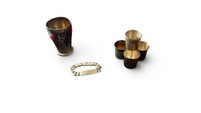 trois tasses et un bracelet posés sur une surface blanche