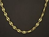 un collier plaqué or composé de maillons ovales sur fond noir