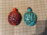 deux petits vases posés sur une table