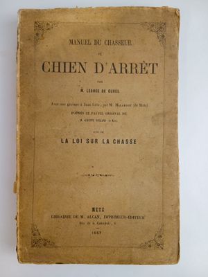 un vieux livre posé sur une table blanche