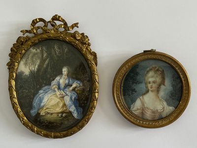 deux photos encadrées représentant une femme en robe bleue et une dame en robe blanche