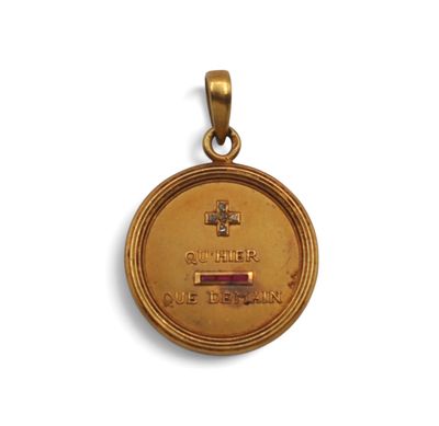 Gros plan sur une médaille d'or ornée d'une croix