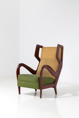 une image représentant une chaise verte et jaune dans une pièce blanche