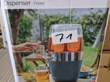 emballage d'un distributeur de boissons dans une boîte en carton posée sur une table