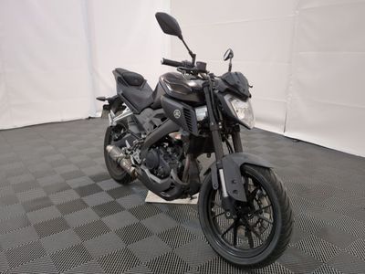 une photo d'une moto noire garée dans une pièce