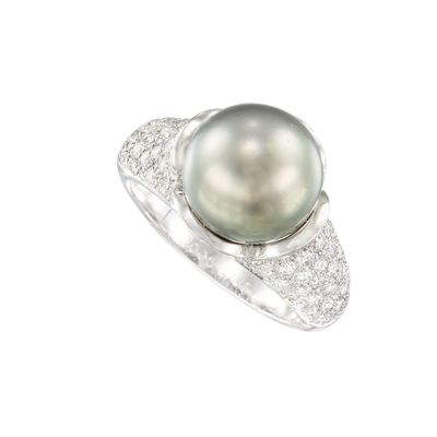 une image représentant une bague en perle noire et diamants sur fond blanc