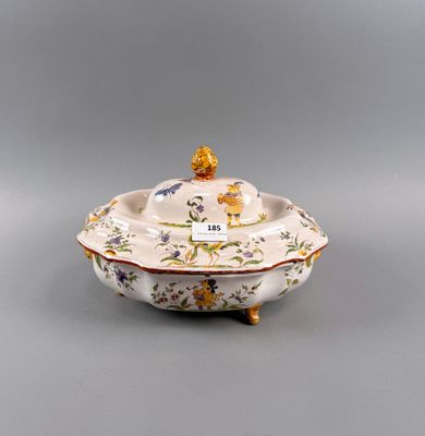 Légumier couvert en faïence à décor de personnages et d'un c…