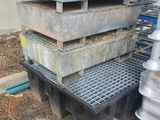 une pile de conteneurs métalliques posée sur une palette