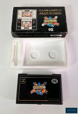 une boîte contenant un jeu, posée sur une table