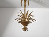 un lustre doré suspendu au plafond