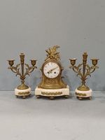 Garniture de cheminée, en bronze et marbre, à décor de carqu…