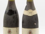 deux bouteilles de vin posées l'une à côté de l'autre sur une surface blanche