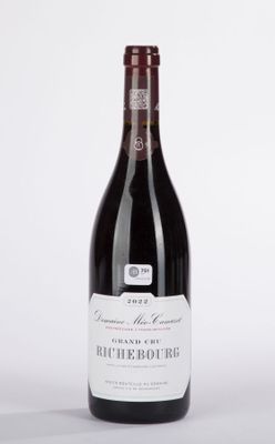 une bouteille de vin posée sur une table