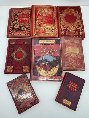 plusieurs livres sont posés sur une table recouverte d'une nappe blanche