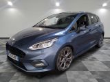 une Ford Fiesta bleue garée sur un sol à damier