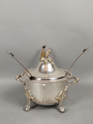 une saucière ancienne en métal argenté, avec deux cuillères et un couvercle