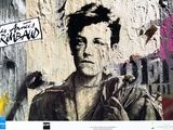 une photo d'un homme avec une pancarte accrochée au mur