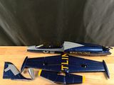 une maquette d'avion de chasse posée sur une table en bois