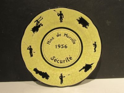 une assiette jaune ornée d'un motif en noir et blanc