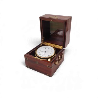 une petite boîte en bois avec une horloge à l'intérieur