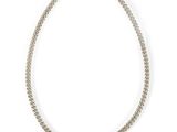 un gros plan d'un collier en argent sur fond blanc