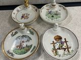 trois assiettes en porcelaine sont posées sur une table ornée de motifs dorés