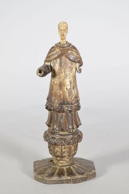 une image représentant la statue d'un homme vêtu d'une robe de moine