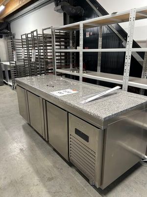 une grande cuisine avec beaucoup d'espace de plan de travail