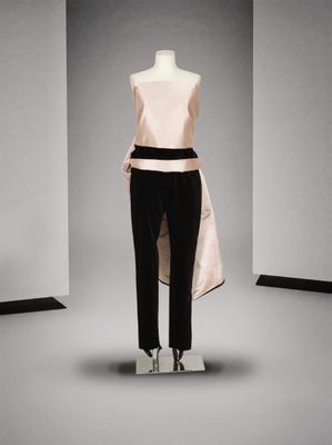 une photo d'un mannequin portant un haut rose et un pantalon noir