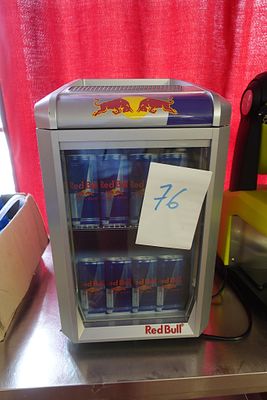 une glacière à boissons posée sur une table à côté d'un distributeur de boissons