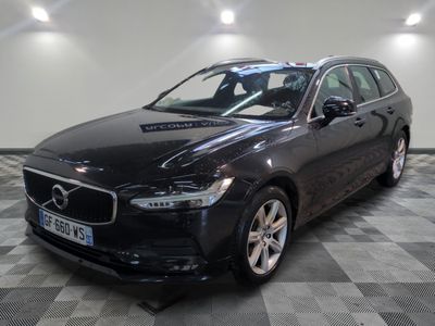 La Volvo V90 break est garée dans une grande pièce.