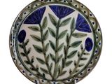 une image représentant une assiette décorative ornée de fleurs bleues