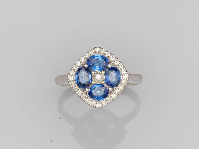 une bague à grappes de saphirs et de diamants