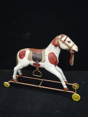 un cheval en jouet posé sur un socle
