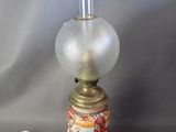une lampe posée sur une table à côté d'un cordon