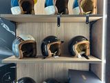 de nombreux casques sur les étagères de la pièce