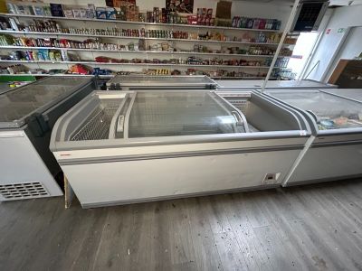 une vitrine réfrigérée dans un magasin