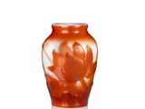 un vase orange orné d'un motif de poisson