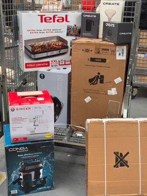 Plusieurs cartons sont empilés les uns sur les autres dans un magasin
