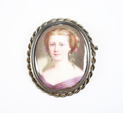 une vieille photo d'une femme en robe violette, avec une tresse autour du cou