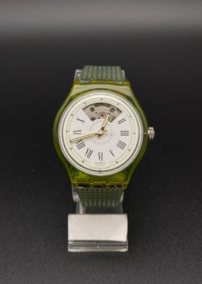 une montre verte avec un cadran blanc sur un fond noir