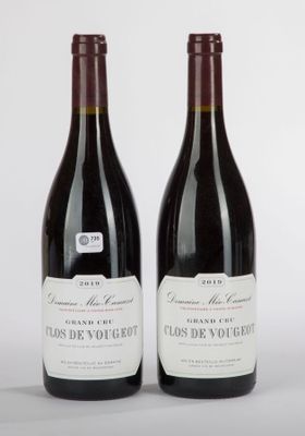 deux bouteilles de vin rouge posées l'une à côté de l'autre sur une table