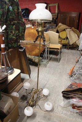 une pièce avec beaucoup de meubles et une lampe