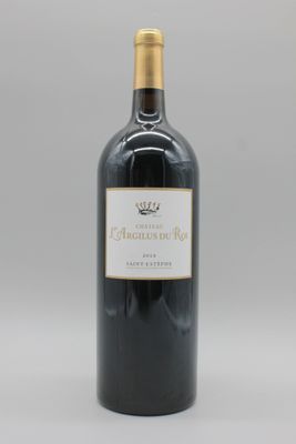 une bouteille de vin rouge posée sur une table blanche