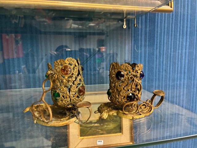 Paire de bougeoirs en métal doré à décor ajouré de fleurs et de c