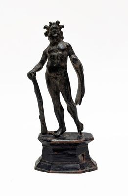 statue en bronze représentant un homme tenant un bâton, posée sur un socle