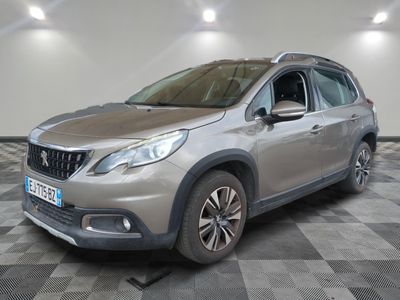 la voiture argentée est garée sur un sol en damier dans le garage