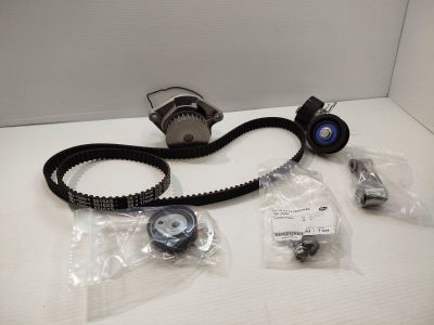 une photo d'une ceinture, d'une ceinture et d'autres objets posés sur la table